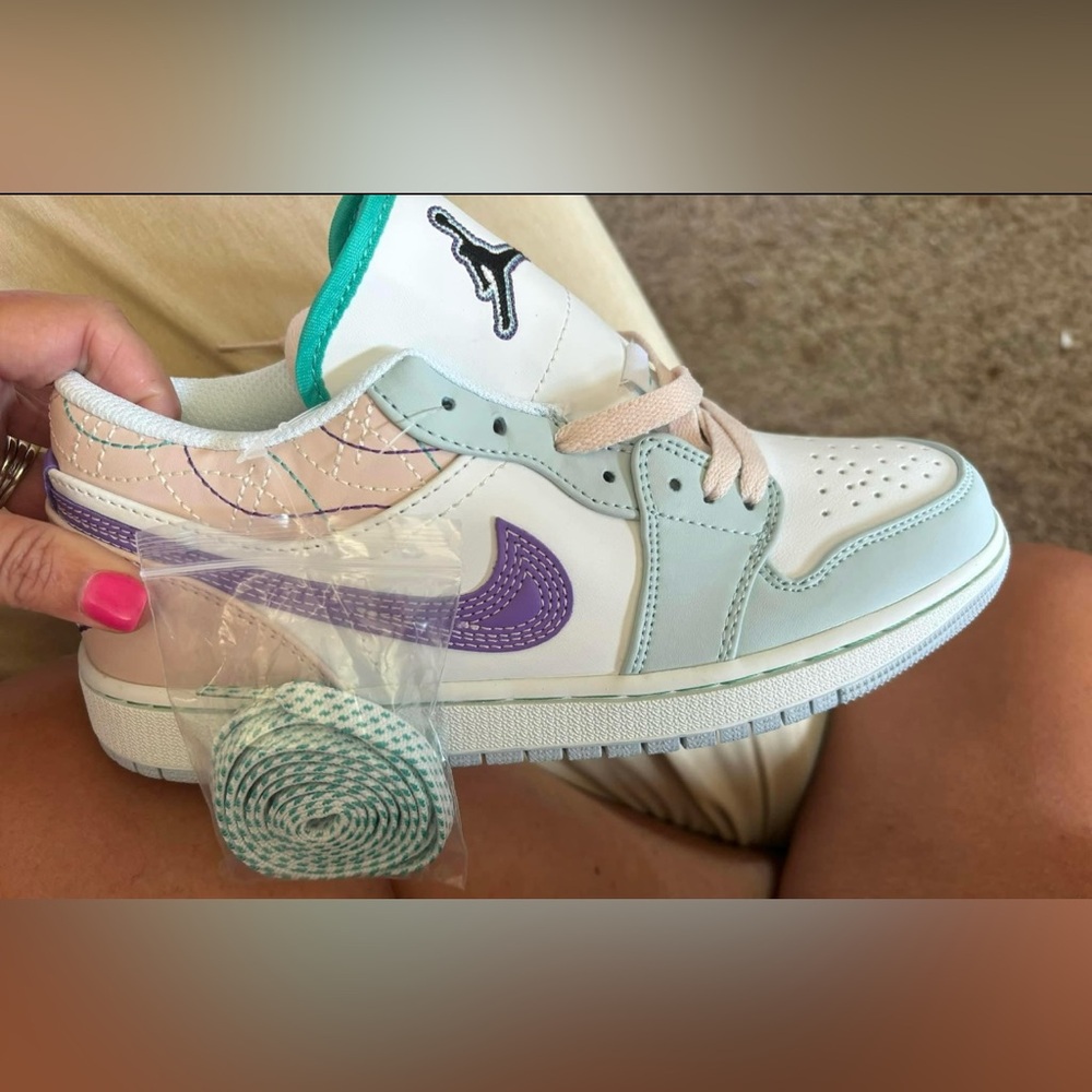 Women’s size 7, Nike dunks